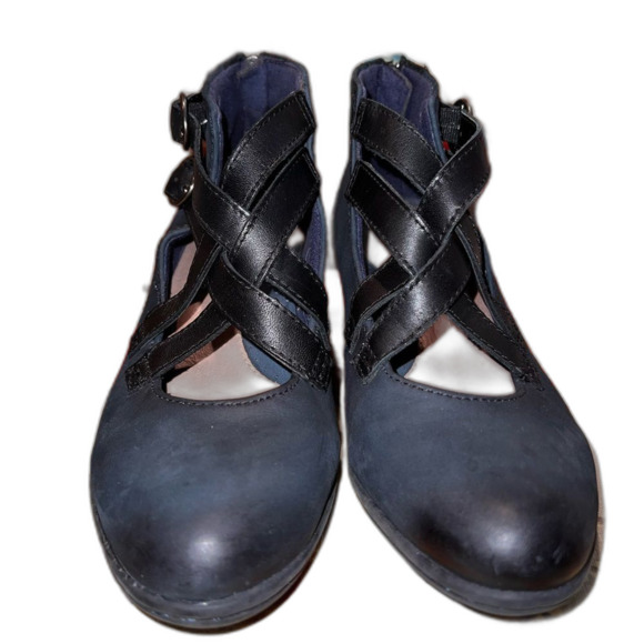 Earth heeled navy leather bootie. Criss cross buckle size 8 2.5” heel - Picture 4 of 9